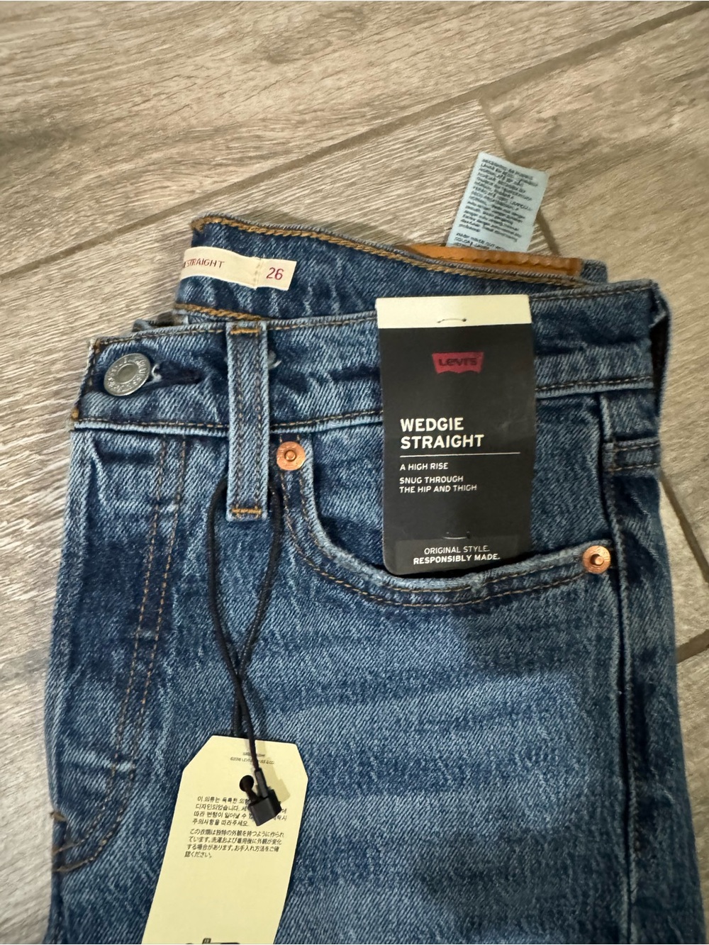Womens Levi’s Wedgie Straight 26’ - Picture 2 of 5